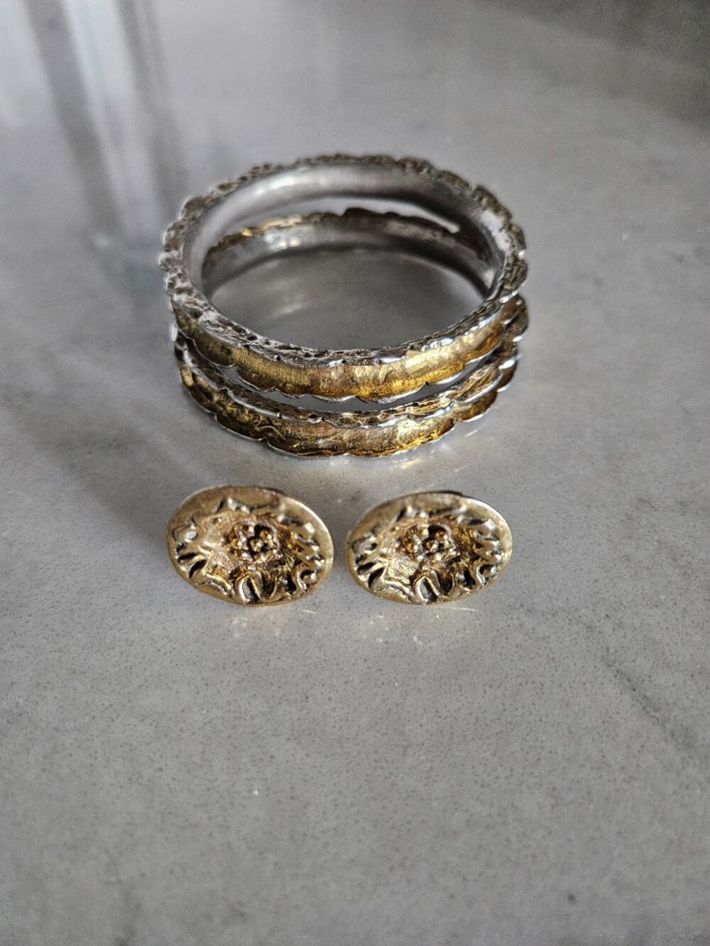 RARE & VINTAGE SET OF ZENTALL SCALLOPED-EDGE METAL BRACELETS & MATCHING EARRINGS